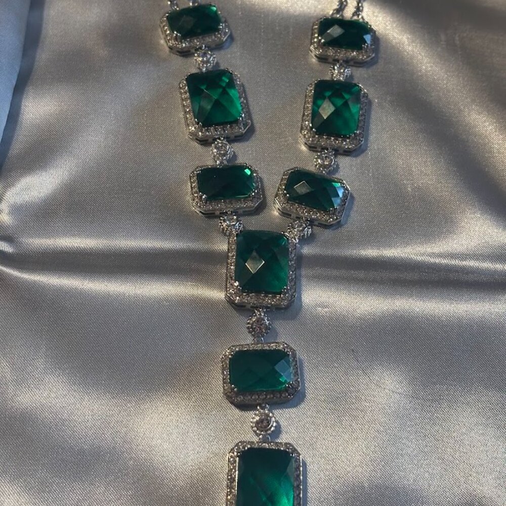 Beautiful Emerald Color in Silver Tone Necklace (18")